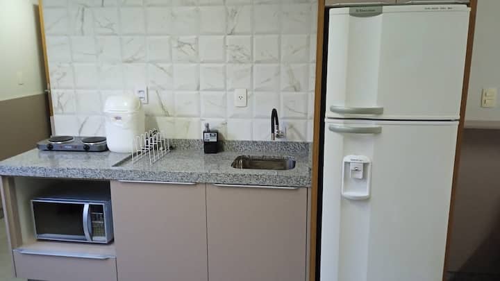 Bancada da cozinha com pia e micro-ondas embutido