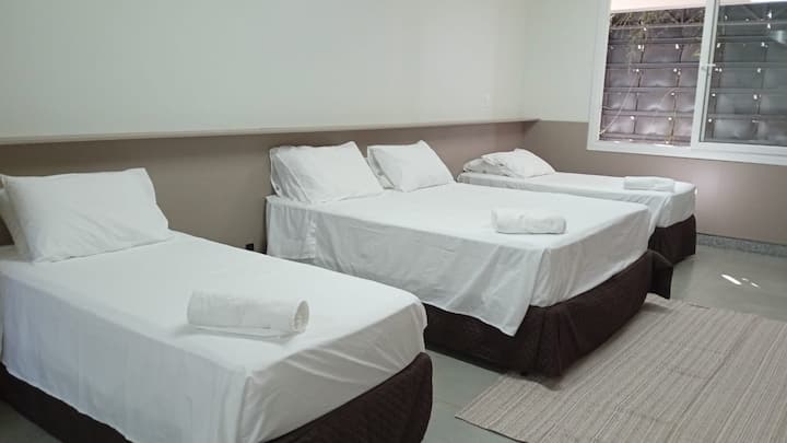 Quarto do Loft 10 com cama de casal e cama de solteiro