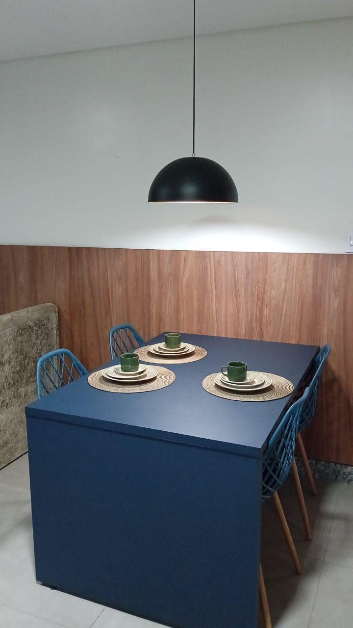 Mesa de jantar azul com cadeiras modernas