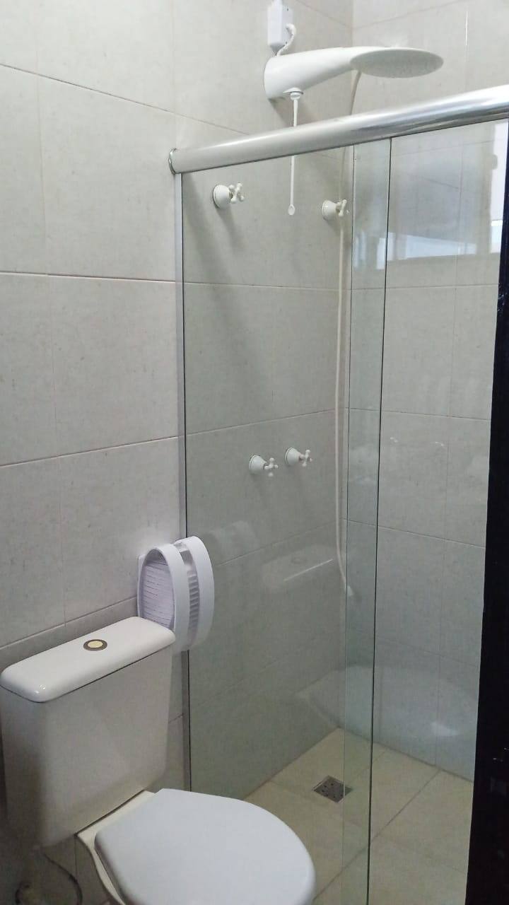 Box de vidro temperado com chuveiro moderno